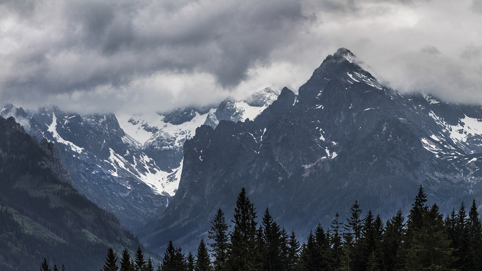 Zachmurzone niebo nad Tatrami