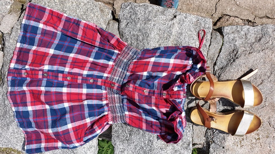 porzucone ubrania w Dolinie Pięciu Stawów w Tatrach