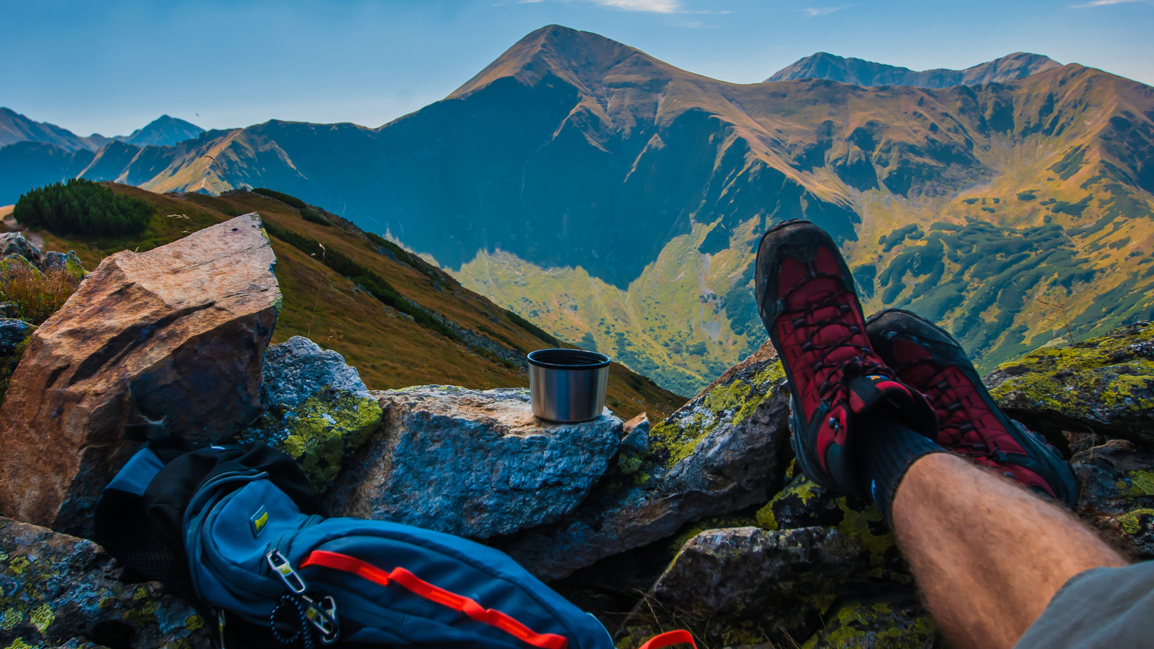 turysta odpoczywający w Tatrach